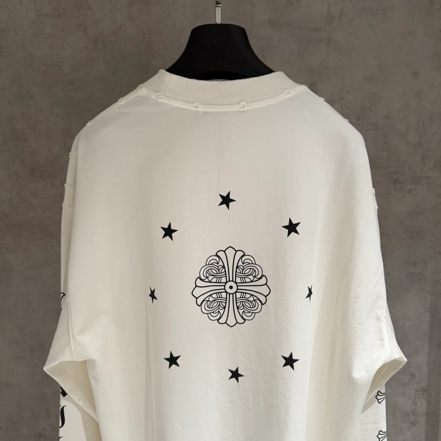 🅿️330 [Strict quality control] CH Crow Heart's new long-sleeved sweatshirt T-shirt. Heavy 340g double yarn fabric. Four flower positions on the front, back and left. Wash the whole garment twice. The four sides are frayed and torn. Heavy fabric. The neckline is made of icy Salona. Loose fit. Deep, wide and stylish. No deformation or shrinkage. Black and white color. Size: M-2xl